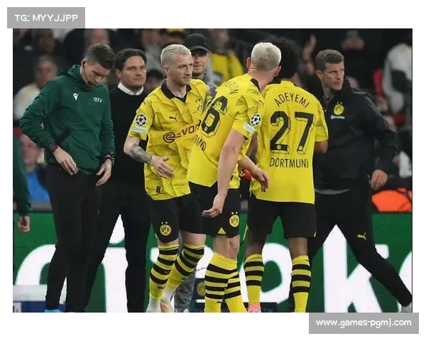 多特南看台致敬罗伊斯退役,挂横幅缅怀传奇球星 多特南看台致敬罗伊斯退役,挂横幅缅怀传奇球星